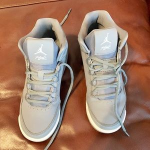 Boys size 5 Jordan Retros 3
